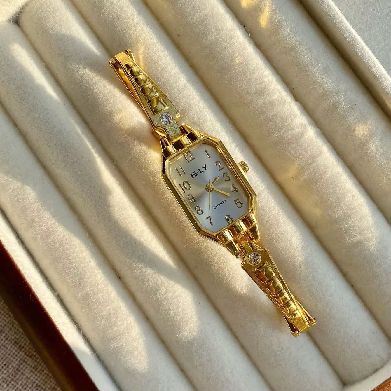 Golden Digital Dial Fashion Watch Luxurious Zircon Retro Style Watch Suitable for Everyday Versatile Birthday Party