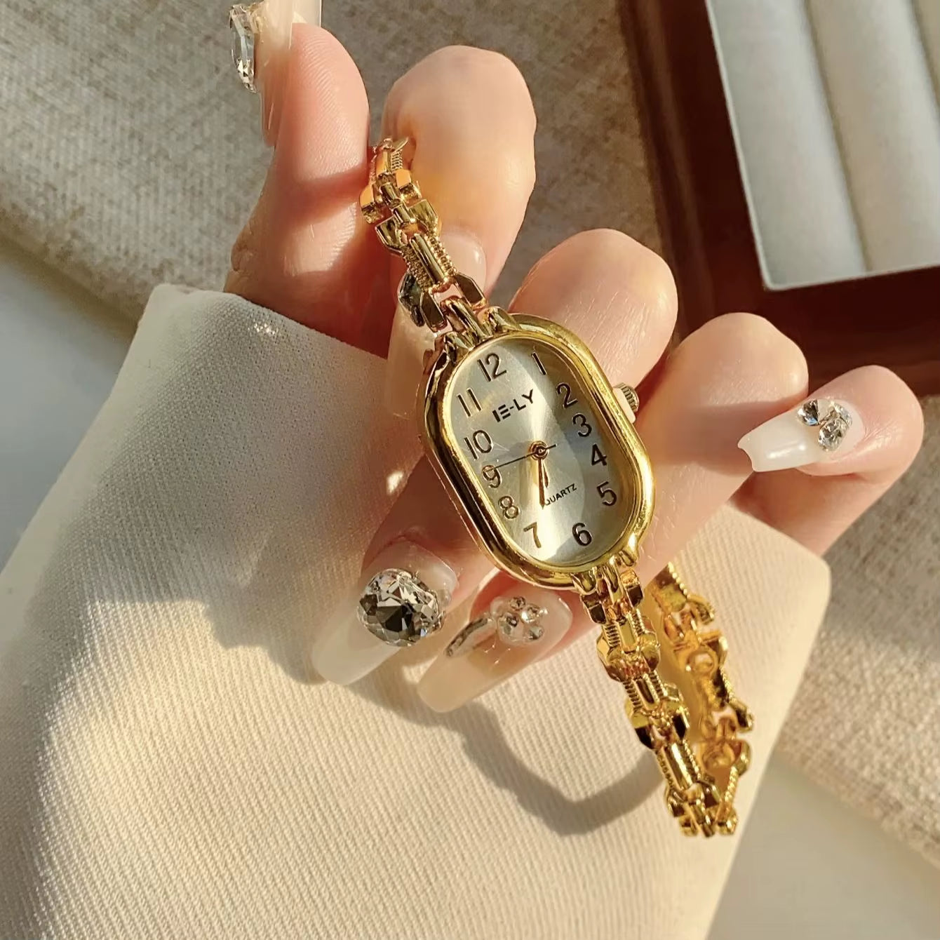 Golden Digital Dial Fashion Watch Luxurious Zircon Retro Style Watch Suitable for Everyday Versatile Birthday Party