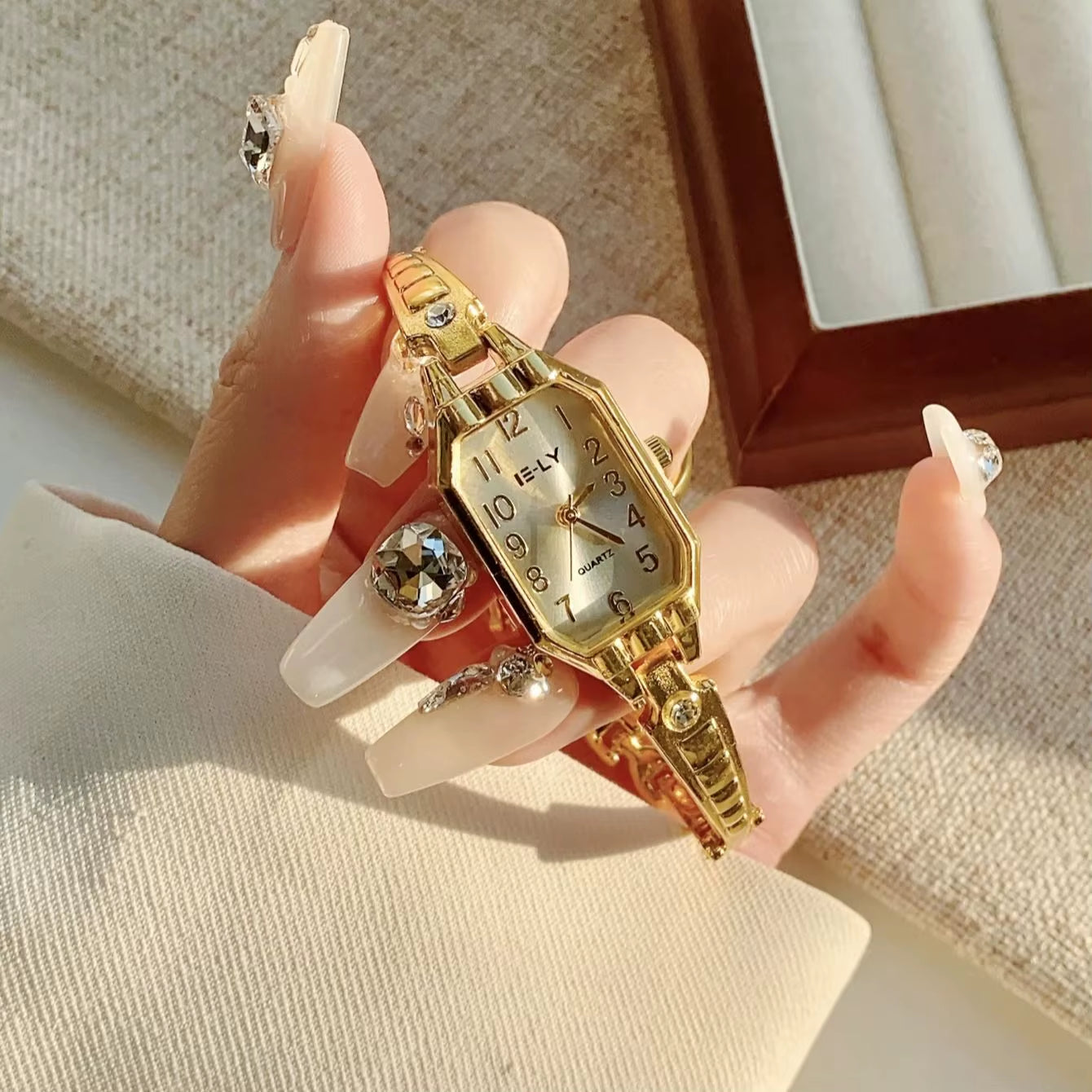 Golden Digital Dial Fashion Watch Luxurious Zircon Retro Style Watch Suitable for Everyday Versatile Birthday Party